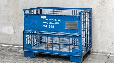 duży niebieski pojemnik siatkowy typu gitterbox w zakładzie Strumet