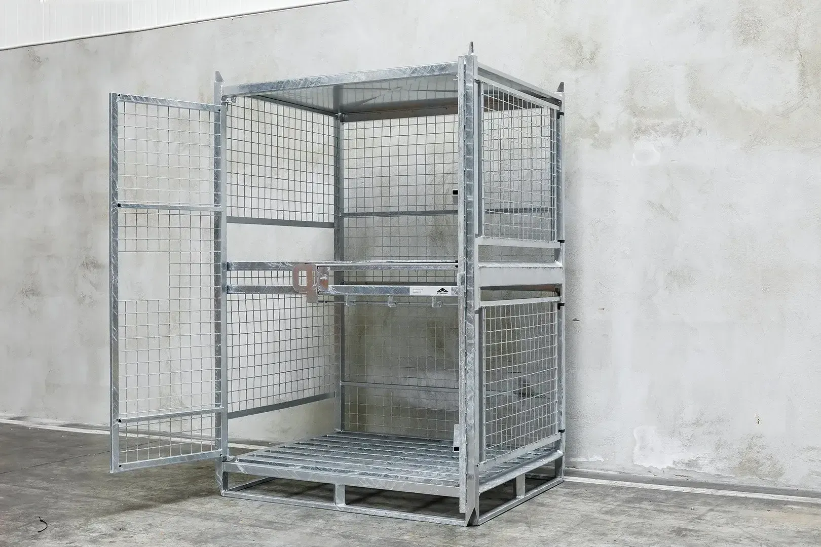 duży wielo poziomowy metalowy pojemnik pół zautomatyzowany do lini produkcyjnych w zakładzie Strumet