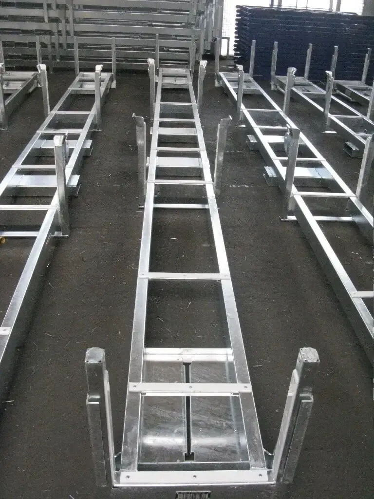 zdjęcie bardzo długich metalowych palet do towarów długich w zakładzie Strumet