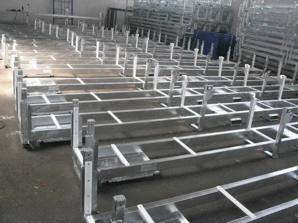 zdjęcie bardzo długich metalowych palet do towarów długich w zakładzie Strumet