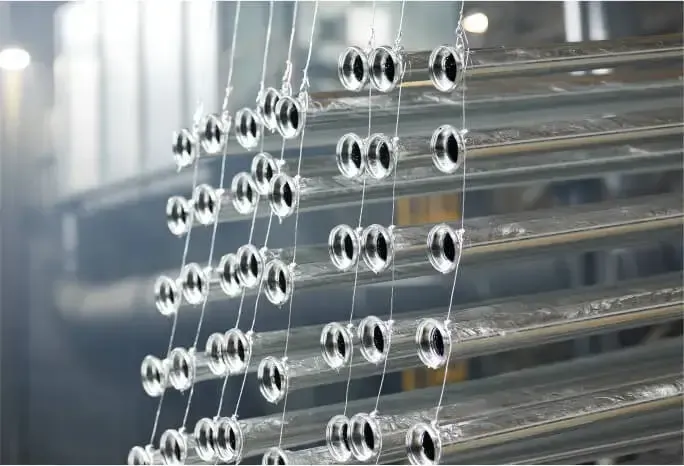 metalowe rurki po ocynkowni ogniowej w zakładzie Strumet