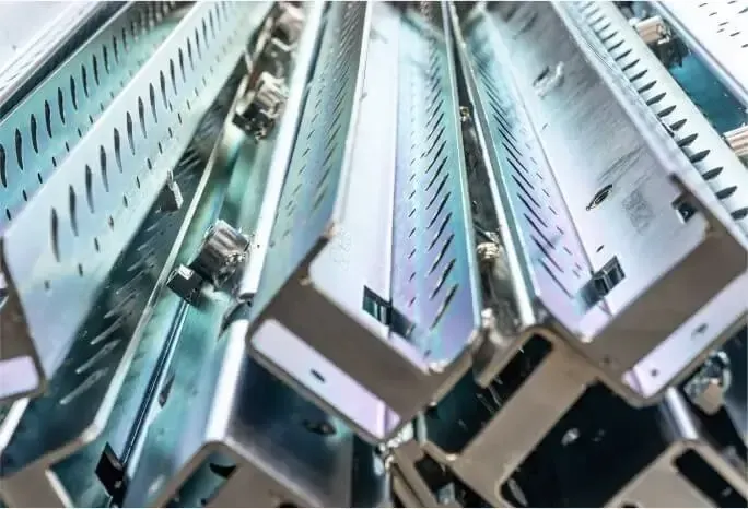 zdjęcie przedstawiające metalowe podłużne elementy z galwanizeri Zdjęcie przedstawiające dwie linie galwanizeri w zakładzie Strumet