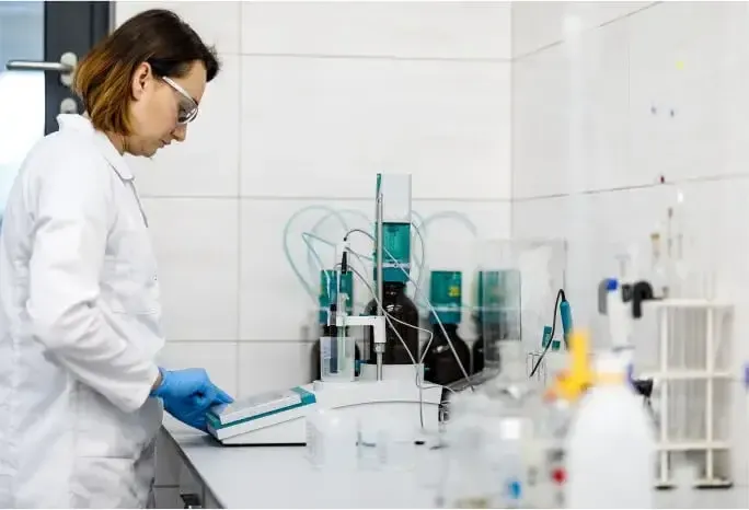 zdjęcie pani przy labolatorium chemicznym w galwanizeri Zdjęcie przedstawiające dwie linie galwanizeri w zakładzie Strumet