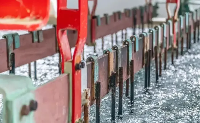 Jak usunąć ocynk ze stali – metody mechaniczne, chemiczne i elektroliza