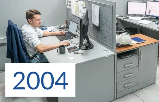 2004 budowa pierwszych biur człowiek przy komputerze rozwój Strumet o firmie