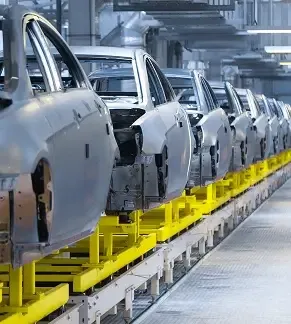 „Nowoczesna linia produkcyjna samochodów z wykorzystaniem zautomatyzowanego sprzętu do montażu, widok hali fabrycznej z etapem składania aut – Strumet”