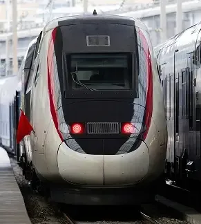 zdjęcie pociągu szaro czerwone ze światłami